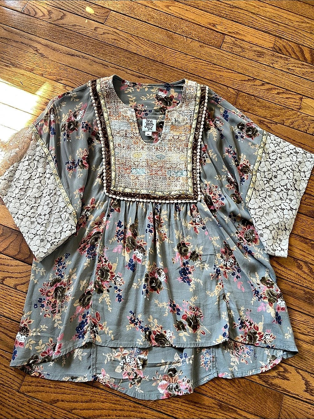 IVY JANE Floral Tunic Blue & Multicolor Medium Like New